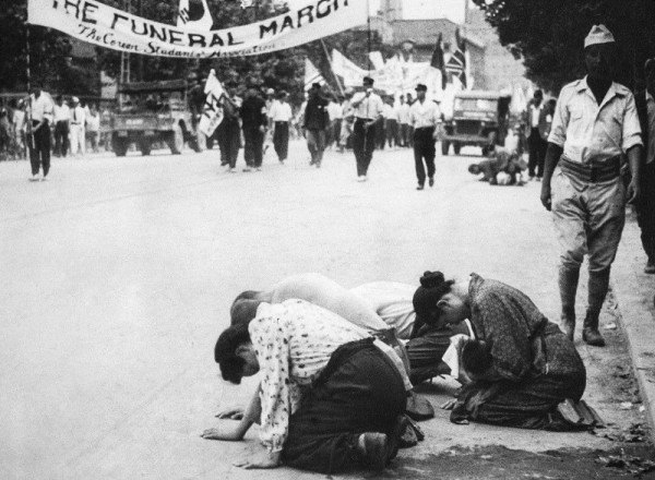 1945년으로 추정) 해방 직후 조선인들에게 사죄하는 조선에 남겨진 일본인들.jpg